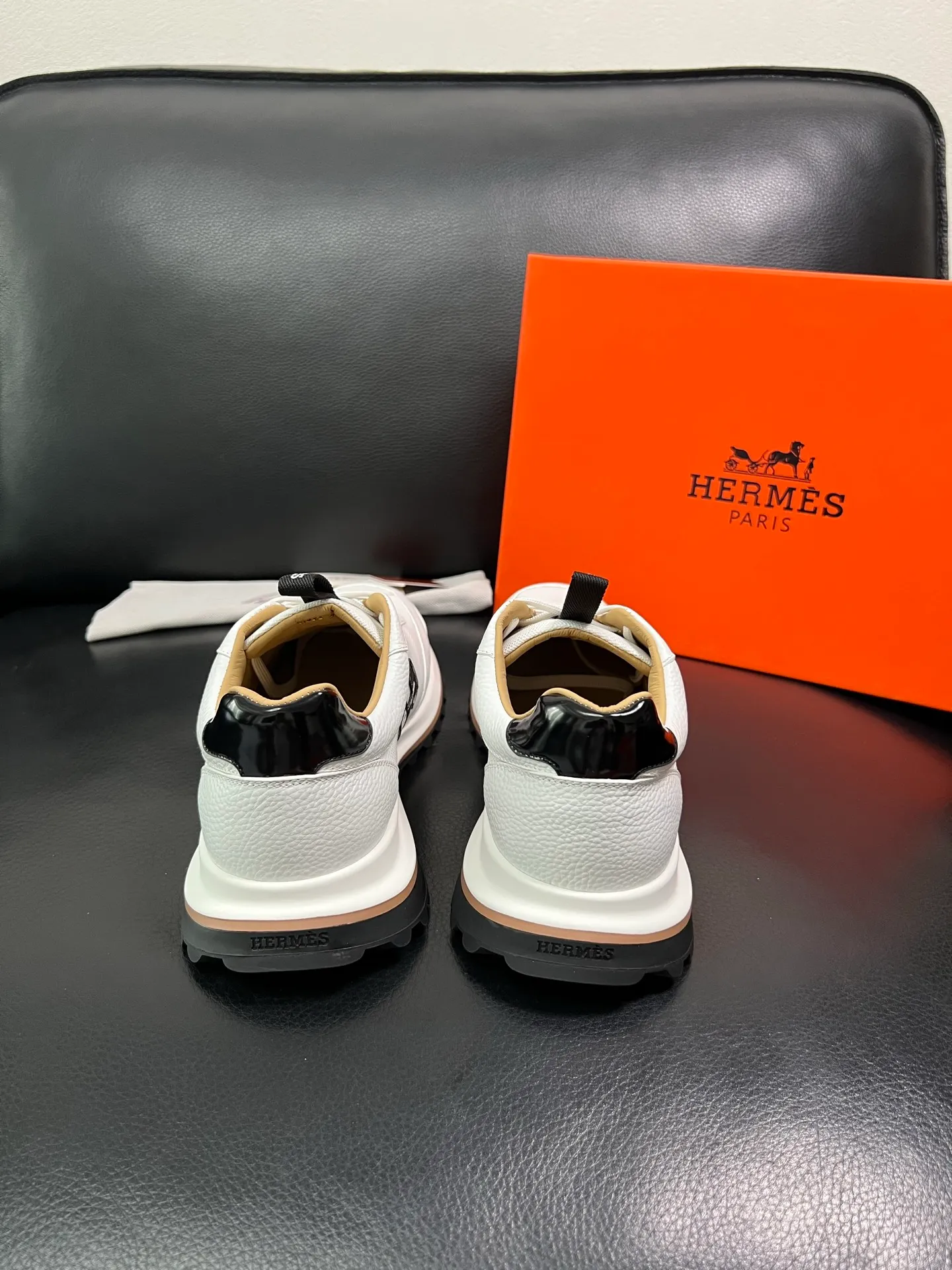 Men's shoes 💰800 Hermes top purchasing Hermes counters are on sale at the same time with original factory configuration, original cowhide imported from Italy and mesh fabric, high-quality splicing technology, fully imported water-dyed cowhide lining, soles: original soles specially provided by the original factory are super comfortable, the original factory follows the order and high quality, you can enter and exit the counter at will, you are welcome to compare and synchronize with the counter, code number 39-44 (customized 38 45) 85863